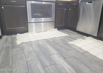 411 Maple St, Jacksonville, NC 28540 - photo 3