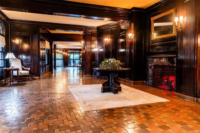 Wychwood unit 4, Great Neck, NY 11021 - photo 2