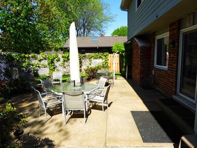458 Farnham Ln, Wheaton, IL 60189 - photo 2
