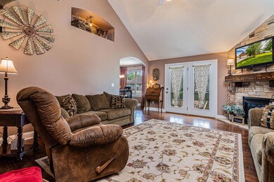 876CambridgeAveNixa-3LivingRoom(1)