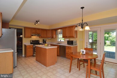 415 Merion Dr, Reading, PA 19608 - photo 5