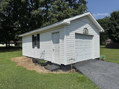 1403 Flippin Dr, Lafayette, TN 37083 - photo 3