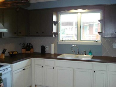 Kitchen. New Remodeled Kitchen w/hardwood flooring