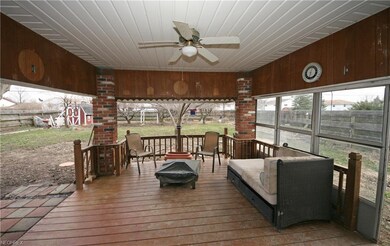 Covered deck in the back! super for outdoor entert