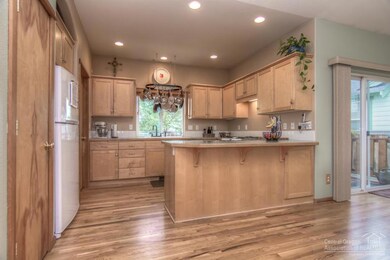 1821 NW Jackpine Ave, Redmond, OR 97756 - photo 6