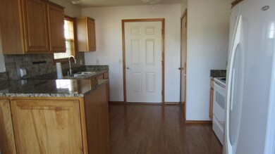 Kitchen w/granite counter top
