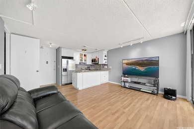 Chateau Waikiki unit 3203, Honolulu, HI 96815 - photo 4