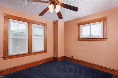 Dining room w/ ceiling fan.