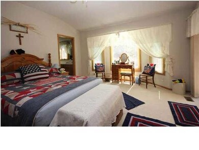 Nice sized masterbedroom with bay windows overlook