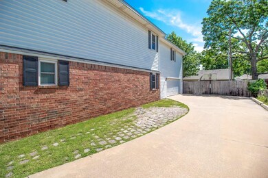 Plenty of driveway space.