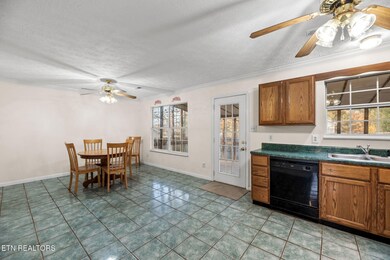 Kitchen & Dining