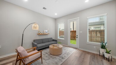 8430 Berry Green Ln, Houston, TX 77022 - photo 6