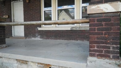 829 Gilbert - front porch 2