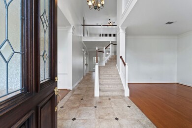 Nice entry foyer with soaring ceiling height