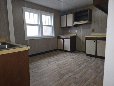 135 Seedorff St, Battle Creek, MI 49037 - photo 2