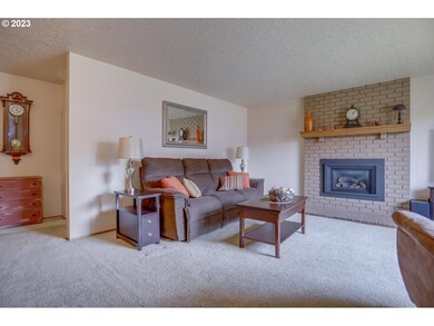 Living Room/Entrance