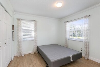 Corner bedroom, fitted California style closet ( n