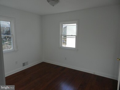 5709 Somerset Rd, Riverdale, MD 20737 - photo 4