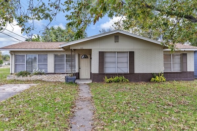 332 W Burbank St, Fredericksburg, TX 78624 - photo 4