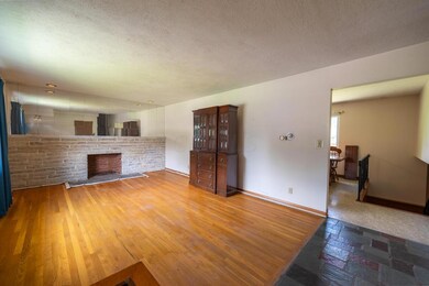1044 Parkleigh living room
