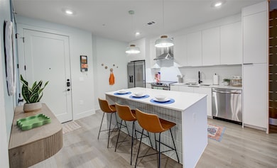 Kitchen with appliances with stainless steel fini