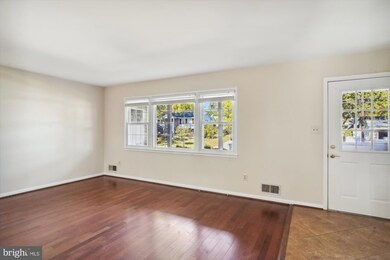 5408 Amberwood Ln, Rockville, MD 20853 - photo 7