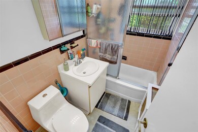 1061 Fenwood Dr unit 3, Valley Stream, NY 11580 - photo 7