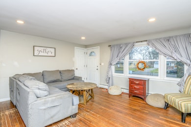 124 Bel-Aire Cir, Windsor Locks, CT 06096 - photo 4