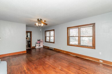 2300 Ave F_016