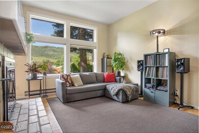 760 W Beaver Creek Blvd-large-003-006-Li