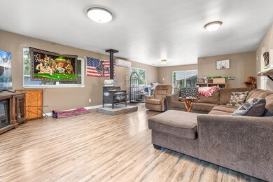 11599 Blackwell Rd, Central Point, OR 97502 - photo 4