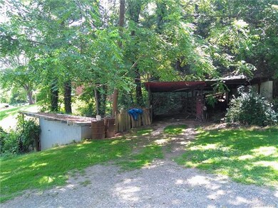 Second driveway with shelter/carport...
