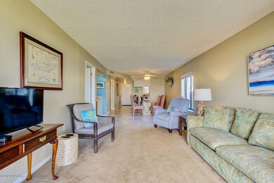 SPACIOUS LIVING/DINING ROOM