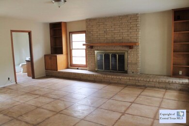 723 E Humphreys St, Seguin, TX 78155 - photo 5