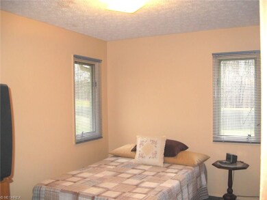 The main house's bedroom 2