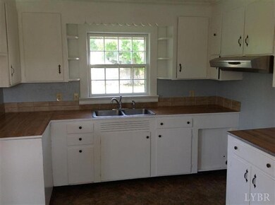 Cute eat-in kitchen with HUGE pantry.Lots of cabin