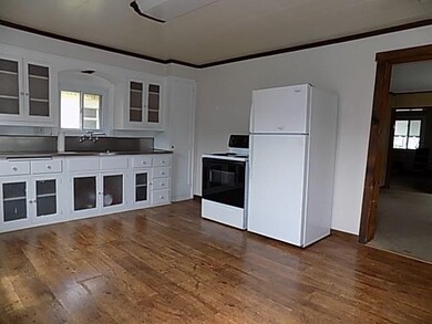 435 Longfellow St, Vandergrift, PA 15690 - photo 4