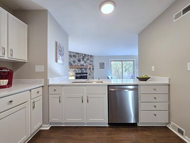 6512 S Parkedge Cir unit 118B, Franklin, WI 53132 - photo 5