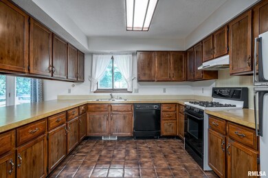 4721 Wisconsin Ave, Davenport, IA 52806 - photo 6