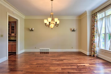 18x13 Dining Room Features 10 ft. Smooth Ceiling w