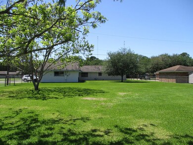 302 Ronald Ave, Bay City, TX 77414 - photo 2