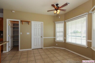 Cheery breakfast nook