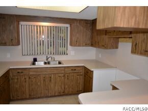 KITCHEN WITH BREAKFAST BAR