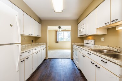 450 Raintree Dr unit 2F, Glen Ellyn, IL 60137 - photo 3