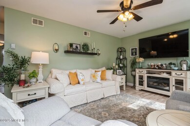 04_7PlazaDeLasTrinidadD_165_LivingRoom_L