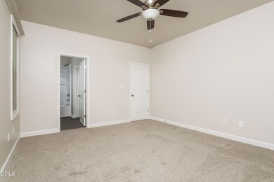 008-photo-primary-bedroom-14883383