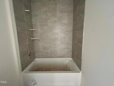 Bath 2 w/Tile Surround
