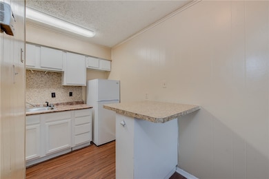 Kitchen with freestanding refrigerator, tasteful b
