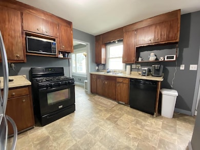 2719 Carpenter Ave, Racine, WI 53403 - photo 2