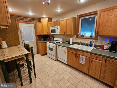 2423 Filbert Ave, Reading, PA 19606 - photo 2